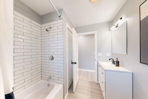 Hair dryer, towels - Five75 Lux PROV - Master Suite Mins Away from Federal Hill (Providence)