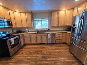 Private kitchen - 3 Bedroom House Next To River Park & Hiking/Biking Trails! 30Min From Estes Park (Loveland)