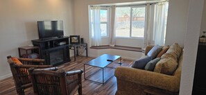 Living area - 3 Bedroom House Next To Park & Hiking/Biking Trails! 30Min From Estes Park (Loveland)