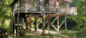 Otter Riverfront cabin, great mountain views with Hot tub,Wifi/Cable
