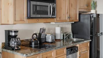 Frigorífico, microondas, horno y placa de cocina