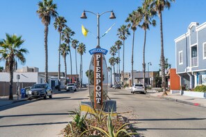 A street sign with 'Welcome to Pierpont' and a street lamp. - Cozy Beach View Loft, 42 Steps to the Sand + AC (Ventura)
