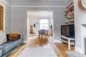 TV, books - Spacious House w/Beautiful River Walk to Centre (York)