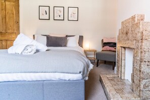 3 bedrooms, iron/ironing board, internet, bed sheets