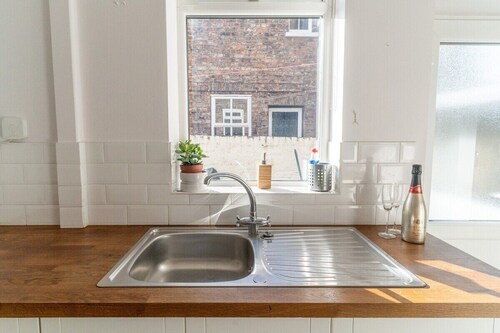 Spacious House w/Beautiful River Walk to Centre