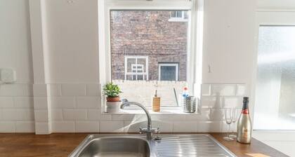 Spacious House w/Beautiful River Walk to Centre