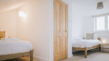 3 bedrooms, iron/ironing board, internet, bed sheets