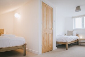 3 slaapkamers, een strijkplank/strijkijzer, internet, beddengoed