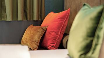 Una cama con almohadas de varios colores.
