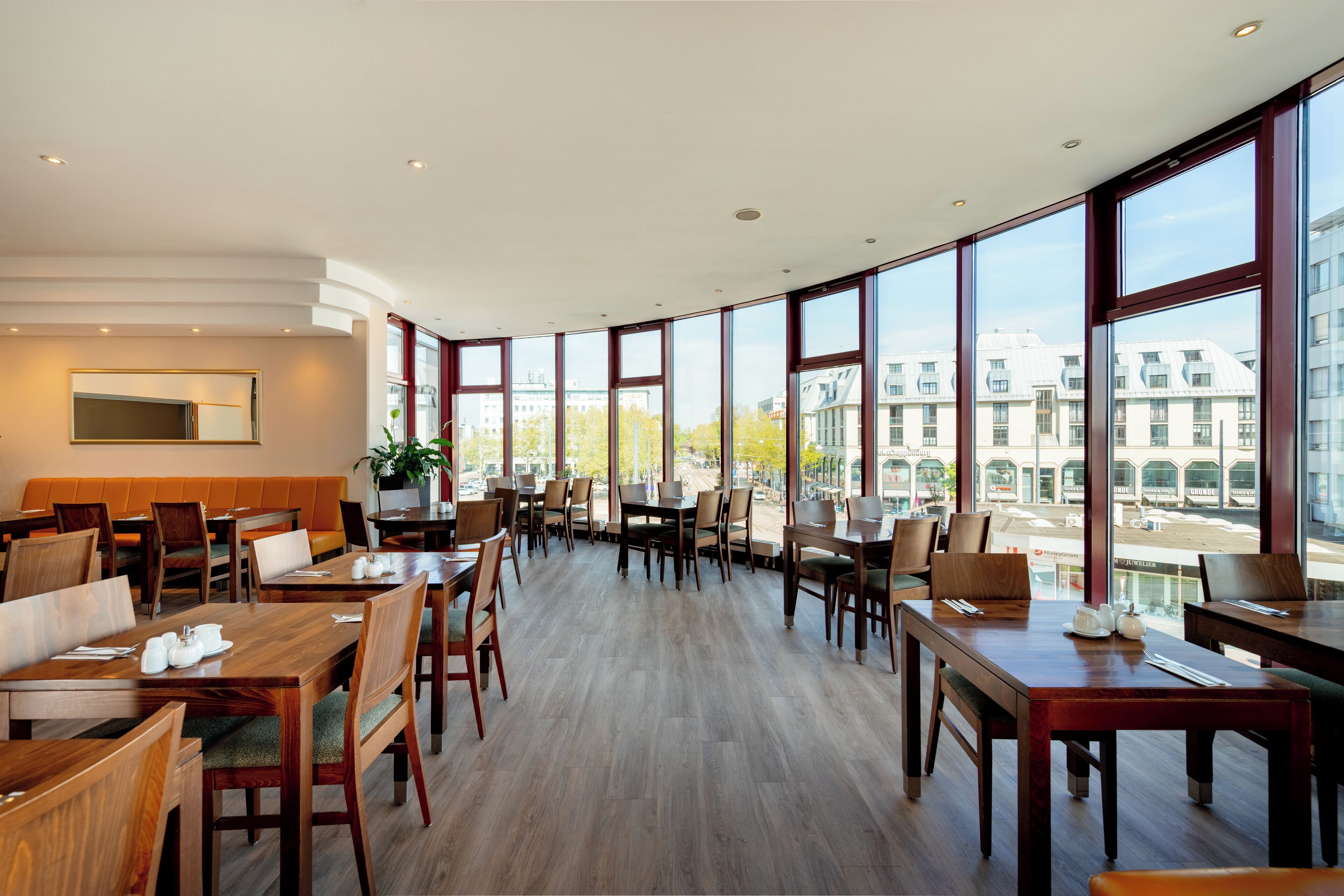 Petit déjeuner buffet (17.00 EUR par personne)