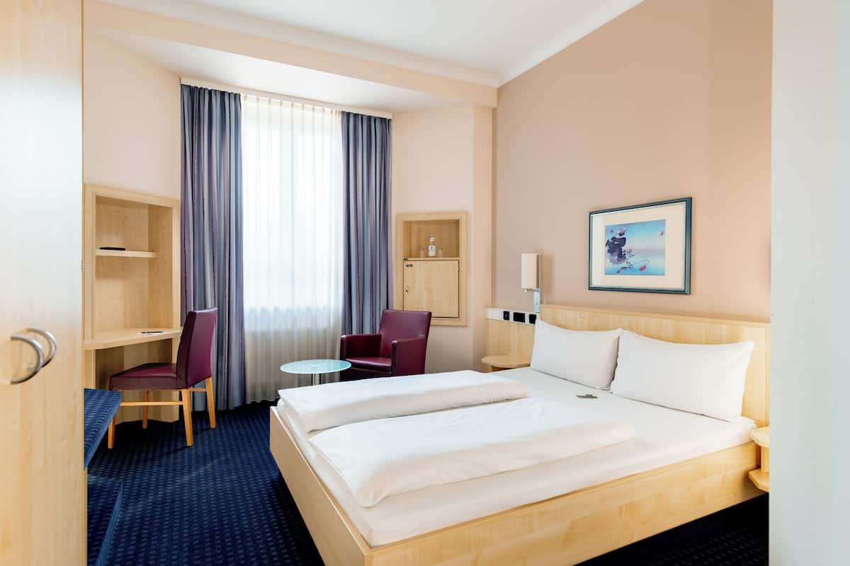 Standard-Doppelzimmer | Hochwertige Bettwaren, Zimmersafe, Schreibtisch
