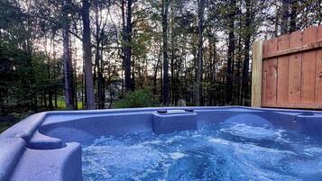 Bañera de hidromasaje al aire libre