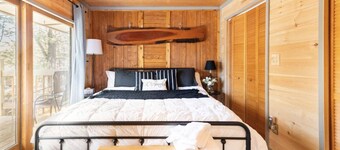 Located in the heart of the Poconos. Hottub/Fireplace/Kingbed/games/Firepit.