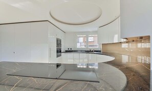 Réfrigérateur, micro-ondes, four, lave-vaisselle