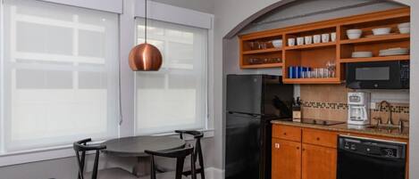 Kylskåp, mikrovågsugn, spishäll och diskmaskin