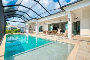 Outdoor pool, a heated pool - Intervillas Florida - Villa Sunset Breeze (Cape Coral)