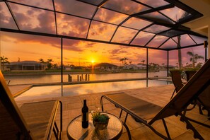 Outdoor pool, a heated pool - Intervillas Florida - Villa Sunset Breeze (Cape Coral)