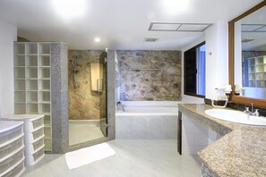 Hair dryer, towels, soap, shampoo - Kata-Karon beaches + Pool in Paradise (Karon)