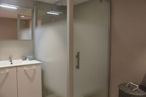 Haartrockner, Handtücher, Seife, Toilettenpapier