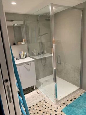 Een haardroger, handdoeken, zeep, toiletpapier