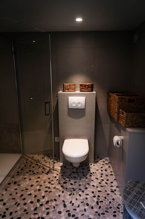 SĂšche-cheveux, serviettes fournies, savon, papier toilette