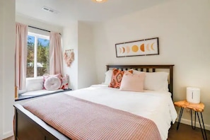 3 bedrooms, desk, iron/ironing board, travel crib