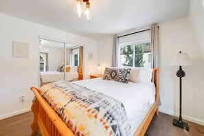 3 habitaciones, escritorio y tabla de planchar con plancha