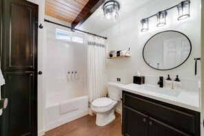 Hair dryer, towels, soap, shampoo - PineDenCabin: HotTub+Arcade+FirePit+EV Charger (Sugarloaf)