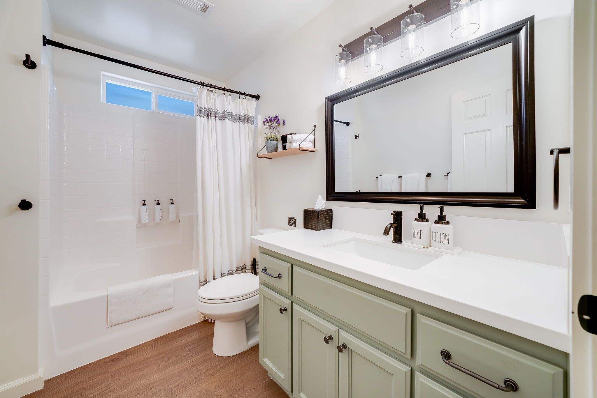 Un baño moderno con bañera, inodoro y lavamanos.