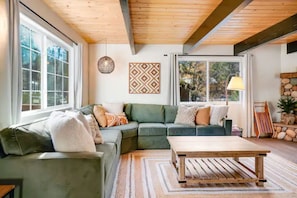 Smart TV, fireplace, video game console - PineDenCabin: HotTub+Arcade+FirePit+EV Charger (Sugarloaf)