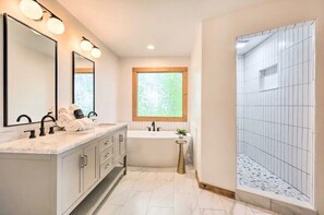 Dusche, Haartrockner, Handtücher, Toilettenpapier