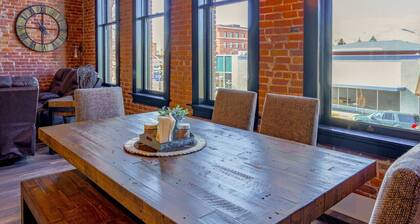 West Empire Theatre Loft, Gorgeous Space on Main Street for 4! Local Golfing 50% Off!