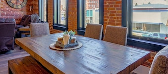 West Empire Theatre Loft, Gorgeous Space on Main Street for 4! Local Golfing 50% Off!