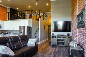 Smart TV, stereo, computer monitors - West Empire Theatre Loft, Gorgeous Space on Main Street for 4! Local Golfing 50% Off! (Baker City)