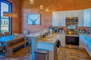 Fridge, microwave, oven, stovetop - West Empire Theatre Loft, Gorgeous Space on Main Street for 4! Local Golfing 50% Off! (Baker City)