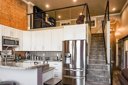 West Empire Theatre Loft, Gorgeous Space on Main Street for 4! Local Golfing 50% Off!