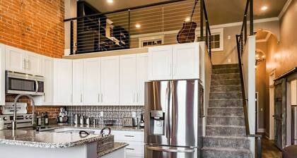 West Empire Theatre Loft, Gorgeous Space on Main Street for 4! Local Golfing 50% Off!