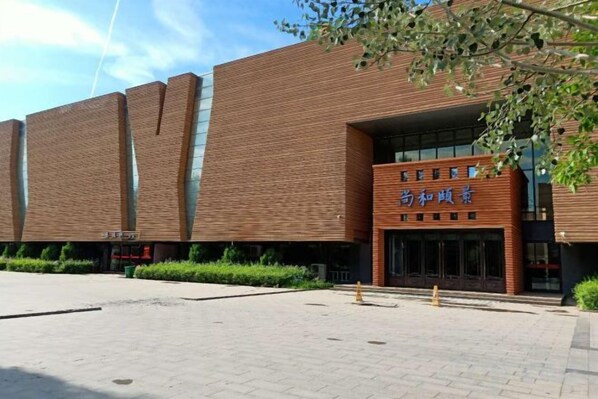 A building with a brick facade and a sign in a foreign language.