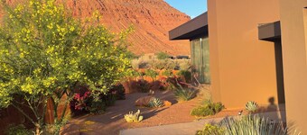 Stunning Kayenta Red Mountain Views!