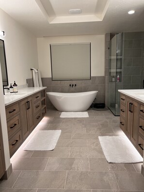 Dusj, hårføner, håndklær og såpe