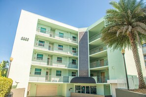Exterior - Ocean Front 3BR/2.5Bth Condo 2500sqft (Cocoa Beach)