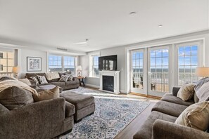 Televisión y chimenea 