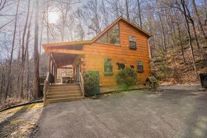 A wooden cabin with a covered porch, a front entrance, and a small front yard. - Bearway to Heaven #2 (Pigeon Forge)