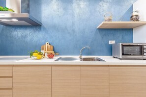 Fridge, oven, stovetop, dishwasher