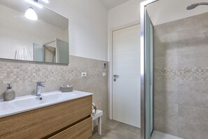 Doccia, asciugacapelli, bidet, asciugamani