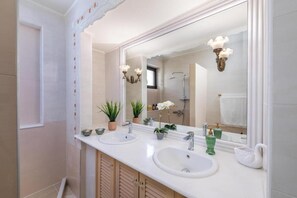 Shower, free toiletries, hair dryer, towels - Mikaelas Pool House (Afandou)