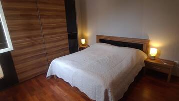 Caja fuerte, tabla de planchar con plancha, wifi gratis y ropa de cama