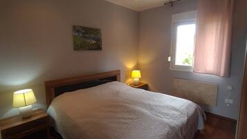 In-room safe, iron/ironing board, free WiFi, bed sheets
