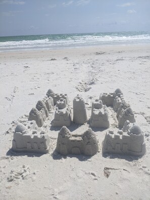 Una spiaggia nelle vicinanze, lettini da mare, teli da spiaggia