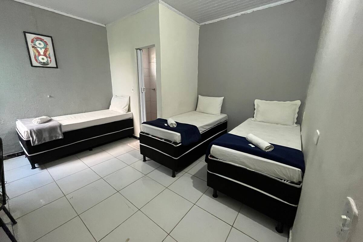 Habitación triple básica | Cortinas blackout, tabla de planchar con plancha y wifi gratis